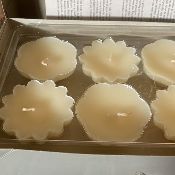 NIB PartyLite Vanilla Floater Candles - Picture 2 of 5